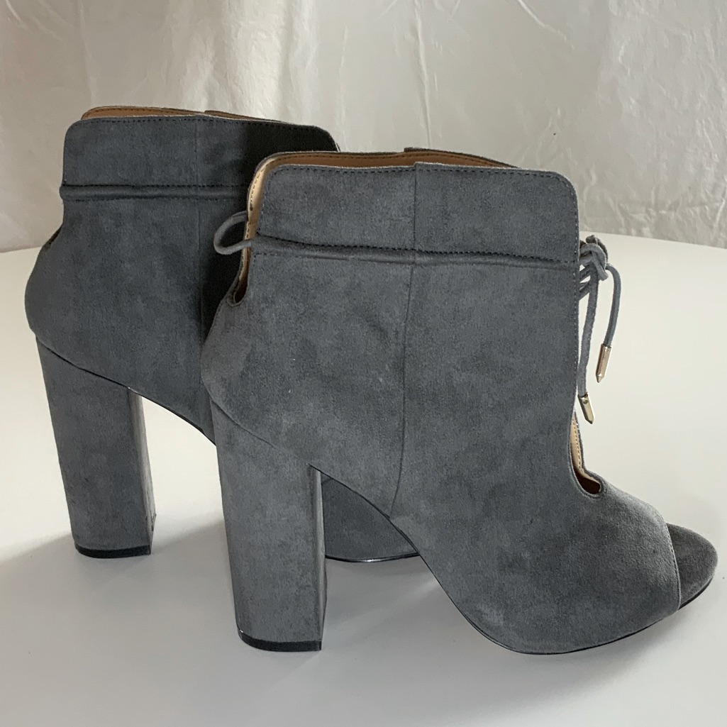 Joya By Zendaya - Dark Gray Suede Ankle Boot With Chunky Heel. Size 9.5.
